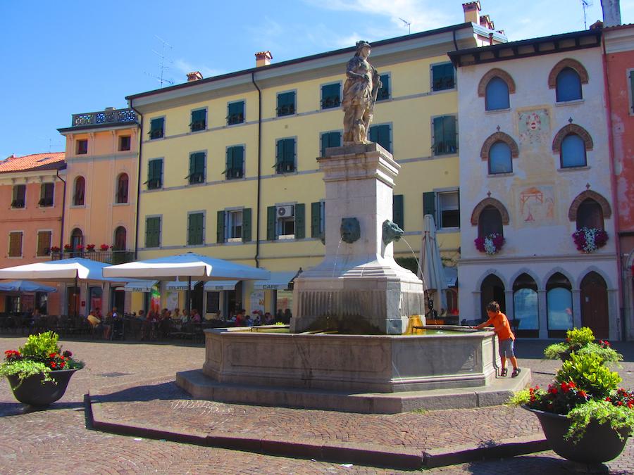 “Associazioni: istruzioni per l’uso” è il titolo dell'incontro che avrà luogo venerdì alle 18 presso la biblioteca di Cividale del Friuli, in Piazzetta Chiarottini 5, in cui il relatore Mario Savino fornirà informazioni utili per chi vuole fondare un'associazione, dalle responsabilità per le obbligazioni assunte alle disposizioni generali di natura tributaria.     “Non sempre ci rendiamo conto dell’importanza delle associazioni di volontariato della nostra città che, promuovendo attività gratuite di alto livello, lavorano su più fronti offrendo a tutta la cittadinanza dei servizi di qualità - commenta l'iniziativa Lorena Marcolini, consigliere comunale delegata allo Sport -. Gli scopi sono i più diversi, come differenti sono le esigenze dei cittadini di una società multiculturale: dal sostegno alle categorie più deboli nei servizi sociali alla salvaguardia della cultura locale, passando per le associazioni che si occupano di condivisione sociale e per le società sportive che con grande dedizione tengono vicini i giovani in modo sano e piacevole.”     L'impegno di dedicarsi agli altri è un’autentica vocazione a Cividale; le associazioni nella città ducale sono infatti moltissime, e si moltiplicano di anno in anno. Il Comune ne detiene l’Albo Ufficiale: in testa alla classifica c’è il settore delle associazioni sportive, seguite da quelle di tipo culturale, spesso promotrici di iniziative di alto profilo, e del settore del volontariato sociale. “Molto spesso, però, - continua la Marcolini - le associazioni non conoscono la normativa del settore. L’amministrazione comunale ha deciso pertanto di organizzare un incontro finalizzato a fornire informazioni di tipo amministrativo, contabile e legislativo necessarie per raggiungere una operatività conforme alle vigenti normative in relazione ai rispettivi obblighi e responsabilità, avvalendosi a tal fine delle competenze di professionisti esperti in materia”.     Per ulteriori informazioni rivolgersi alla segreteria organizzativa: Ufficio Sport - Piazza Diacono 10, tel. 0432/710422 - 0432/710427. Ai partecipanti della serata di venerdì 23 verrà consegnata una dispensa informativa con una sintesi della normativa di riferimento.