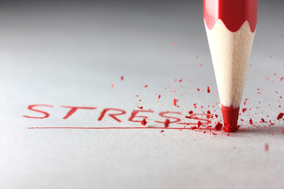 Uomo, stressato e poco sociale