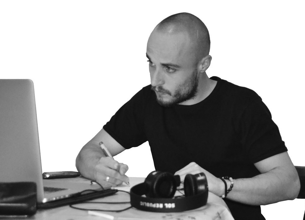 Dopo l’avvio con i racconti positivi dell’Italia che cambia e il tradizionale appuntamento con l’orto sinergico (giovedì 15 alle 20.30 in biblioteca). Terraè prosegue le sue proposte di strategie virtuose ai tempi della crisi. Prossimi appuntamenti in programma sono infatti l’incontro con il giovane architetto sanvitese Giovanni Bornacin, venerdì 16 maggio alle 20.30 in biblioteca civica e il laboratorio di cucito condotto da Suzanne Samuelle D. che si terrà sabato (mattino e pomeriggio con pausa pranzo, dalle 9.30 nella Fucina Temporanea di Terraè in vicolo delle Acque. Bornacin, autore di una tesi proprio su Pordenone, offrirà uno sguardo fresco e innovativo sulla città, proponendo spunti interessanti e innovativi, sempre nel segno della sostenibilità. Il tema del riciclo e del riuso si può infatti applicare anche in ambito urbanistico. Partendo da un’analisi su scala mondiale sui problemi dell’abitare contemporaneo, da cui emerge l’insostenibilità del nostro stile di vita, Bornacin ha cercato delle risposte applicabili su una piccola scala urbana come quella di Pordenone, proponendo strutture polifunzionali per favorire interazione e socialità, con un’attenzione privilegiata per l’occupazione, il verde e l’alimentazione. Sabato, invece, guidati da Suzanne Samuelle D, si potrà imparare a realizzare un tubino dalla a alla zeta utilizzando un tessuto duttile ed economico (come il jersey o la microfibra, che le partecipanti dovranno portare con sé), ma anche a come ridare vita ad abiti vecchi o smessi. “Spendendo poco – afferma Suzanne Samuelle D., che farà anche un piccola dimostrazione su come farsi i bottoni da soli – si possono creare cose molto simpatiche e facendo gli abbinamenti giusti si può essere sempre diversi”. Samuelle D. ha lavorato come consulente d’immagine e pr per le sedi londinesi di Gucci e Max Mara, da sempre fashion victim, realizza da sola i propri abiti, creando uno stile unico e originale. La partecipazione al laboratorio è gratuita, ma è necessaria la prenotazione (info@terra-e.it; 339- 7502720).