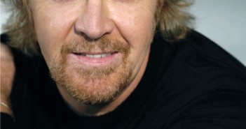 UMBERTO TOZZI in concerto a Palazzolo dello Stella con il tour dei successi “Gloria Forever”