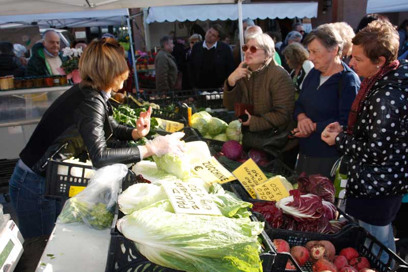 mercato-gente-signore