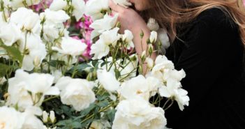 SIEDI ALL’OMBRA DELLE ROSE