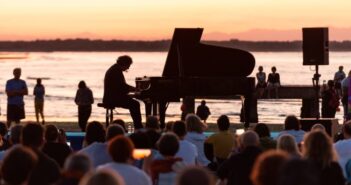 Al Suonica Festival – Remo Anzovino all’alba ha portato la luce nella suggestiva spiaggia della Madonnina a Caorle