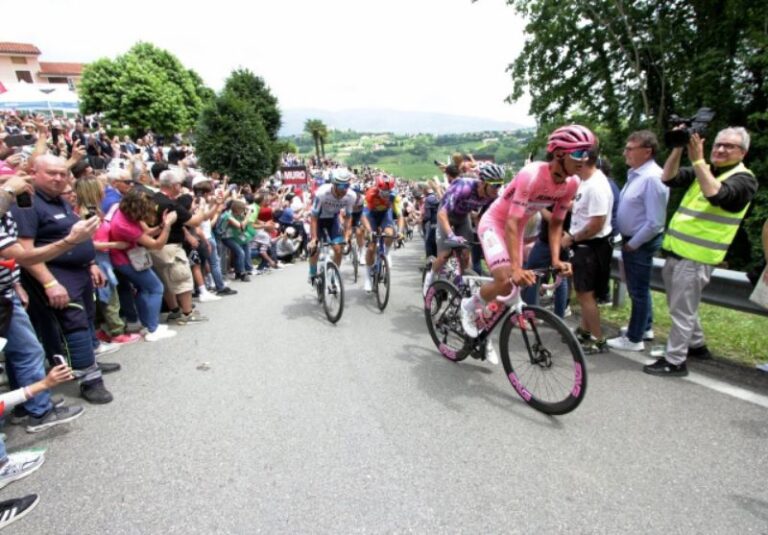 Giro 25b_La maglia rosa sul Muro