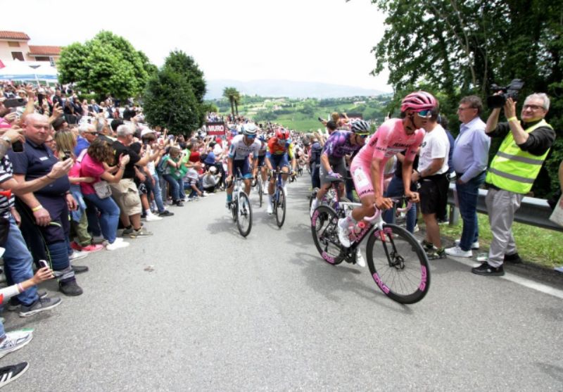 Giro 25b_La maglia rosa sul Muro