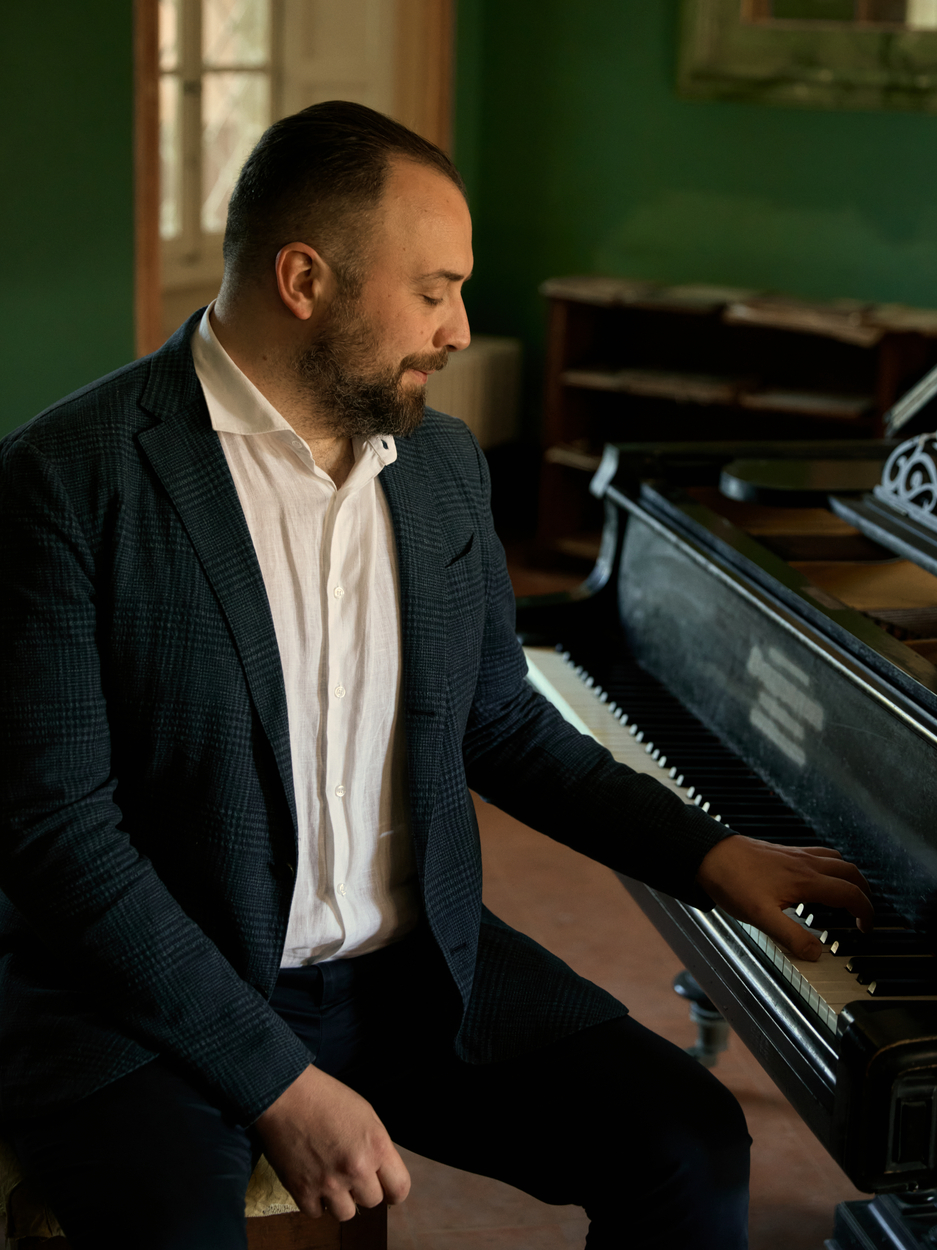 Raphael gualazzi in abito nero davanti al pianoforte