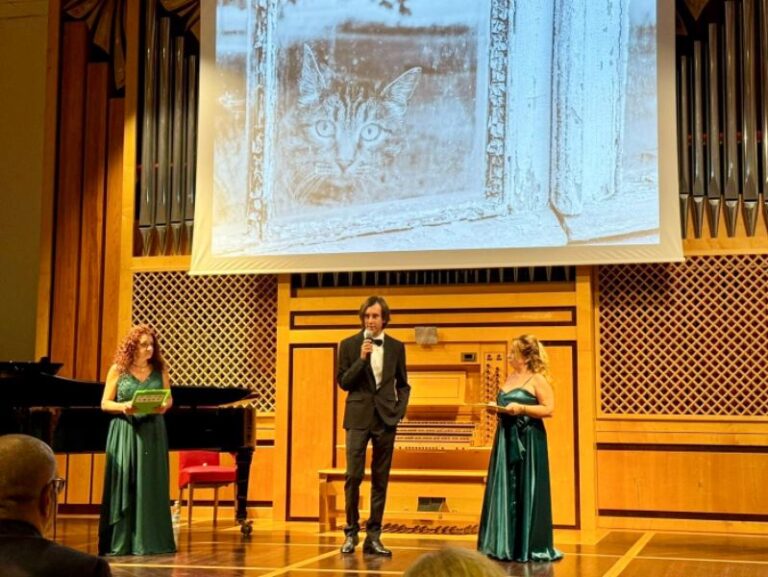 AranCosentino_sul_palco_premiazione_GiovaneEccellenza
