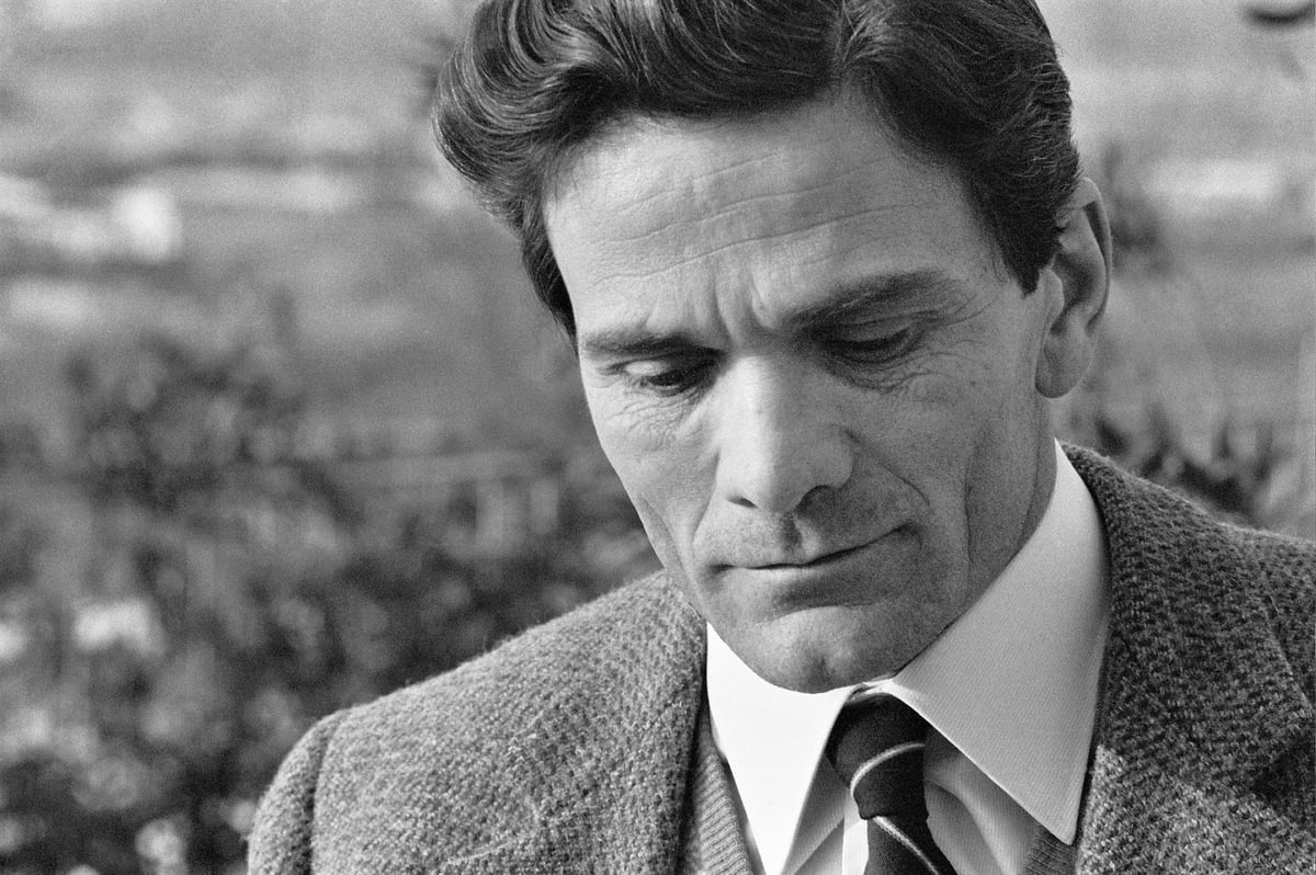 Pier-Paolo-Pasolini-nella-casa-di-via-Eufrate-Roma-1963-©-Gideon-Bachmann-Cinemazero (1)