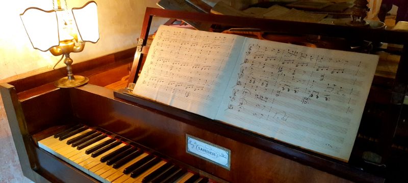 LaBrunelde-Fortepiano e manoscritto